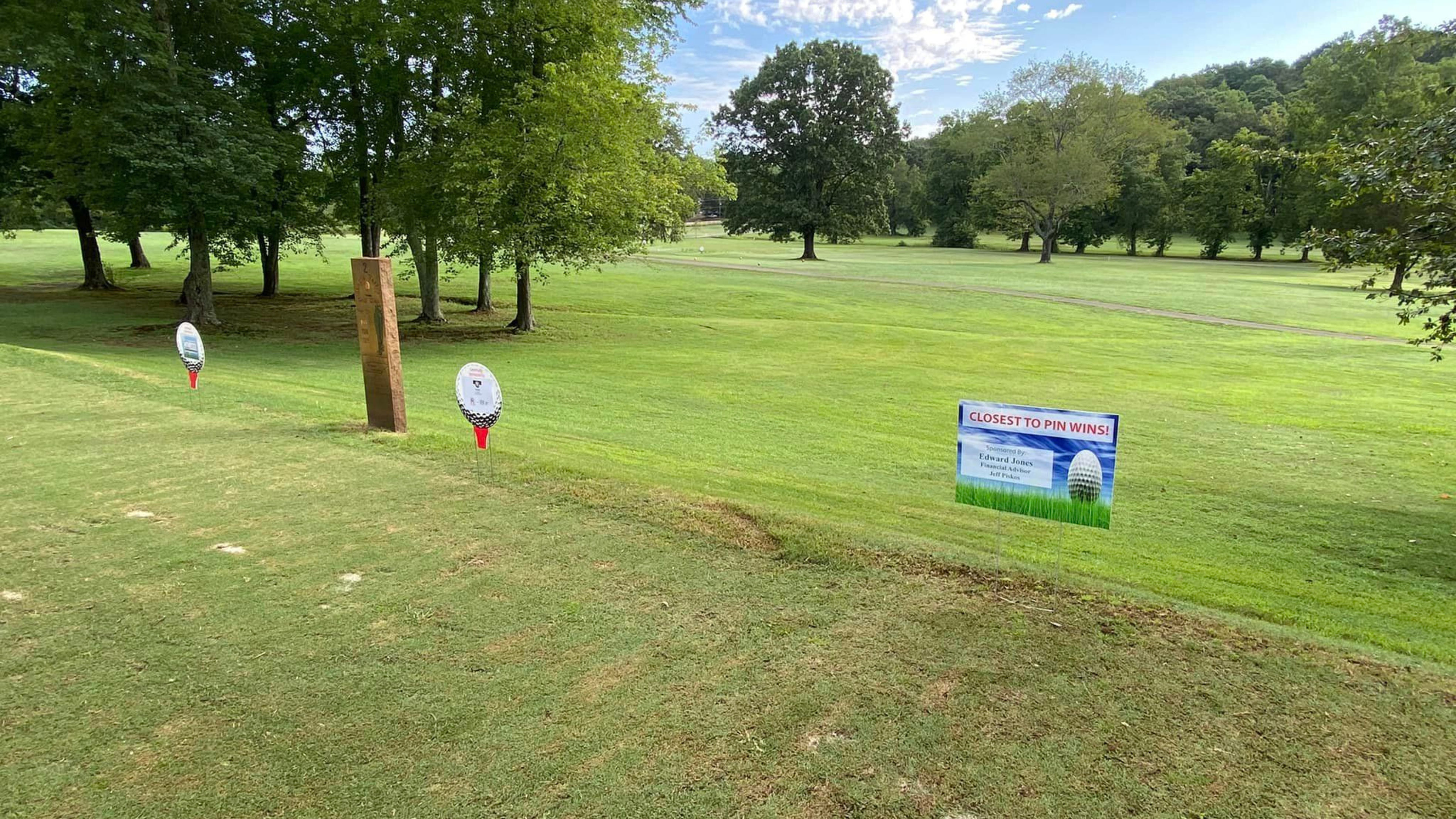 Image of a golfcourse with golf-ball signs.